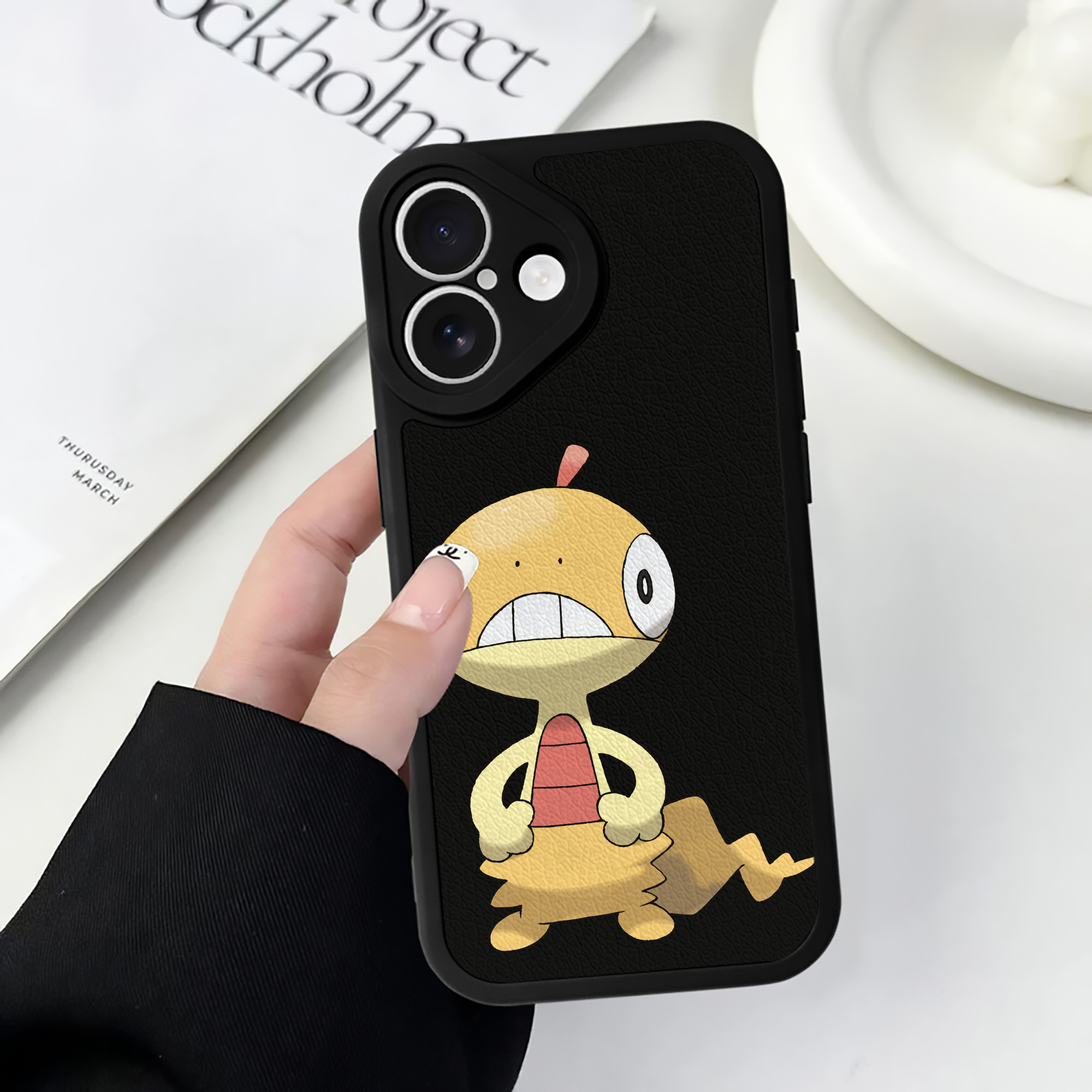 （画像用） ポケットモンスター Pokémon 【iPhone 16シリーズ対応】シリコンスマホケース（レザー調） 材質：シリコン